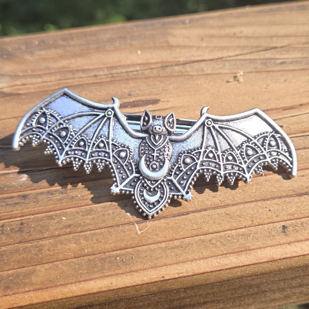 HOST PICK! 🎉🎊 Dolls Kill Silver Bat Hair Clip - Picture 3 of 4